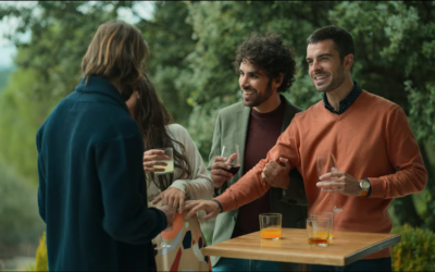 El actor Samuel López en la serie ‘Valeria’ de Netflix da vida a Antuán, cuñado de Victor, (Maxi Iglesias)